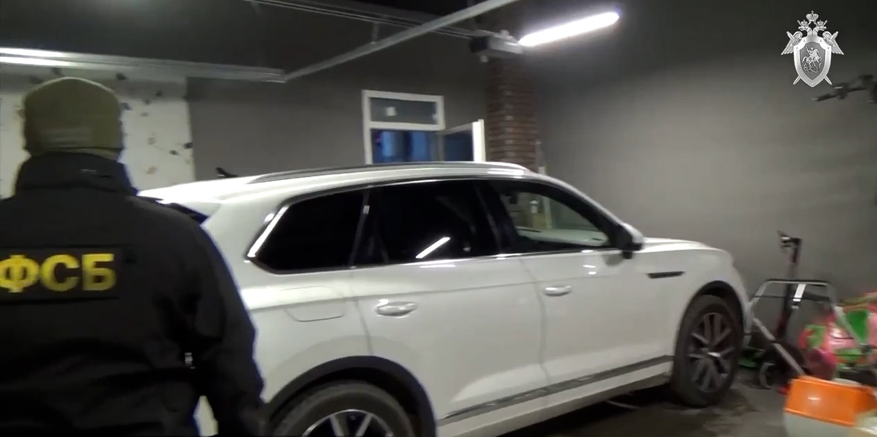 В гараже Рината Кучитарова стоит Volkswagen Touareg В гараже Рината Кучитарова стоит Volkswagen Touareg
