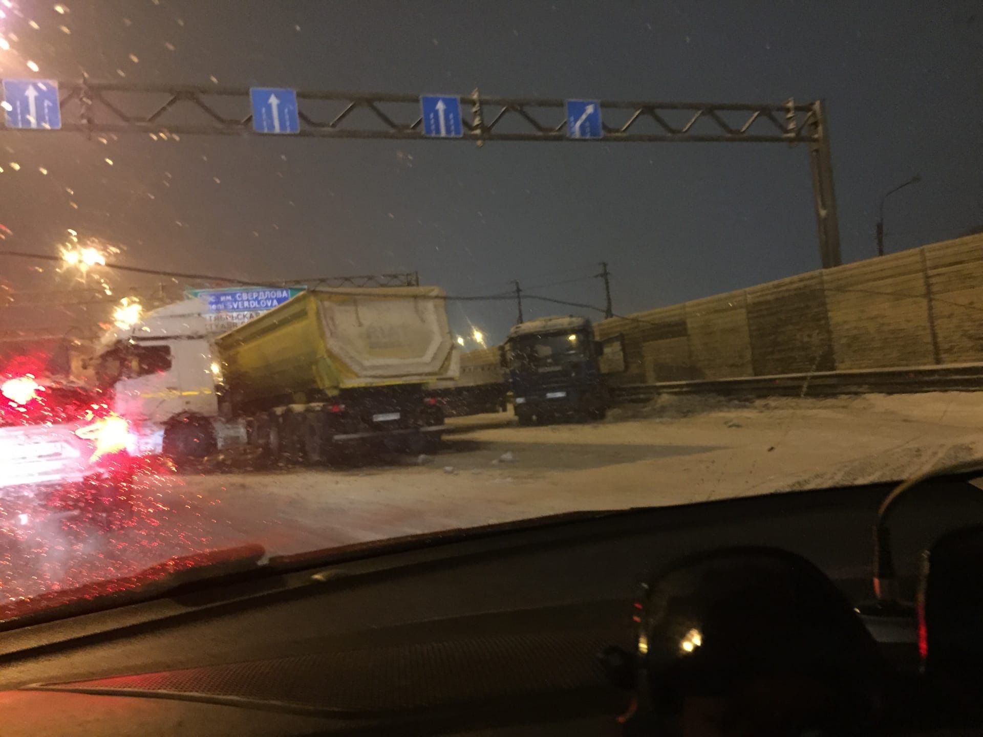 Скромный «паровозик», каршеринг на крыше и встреча грузовиков на КАД «украсили» снежные дороги Петербурга