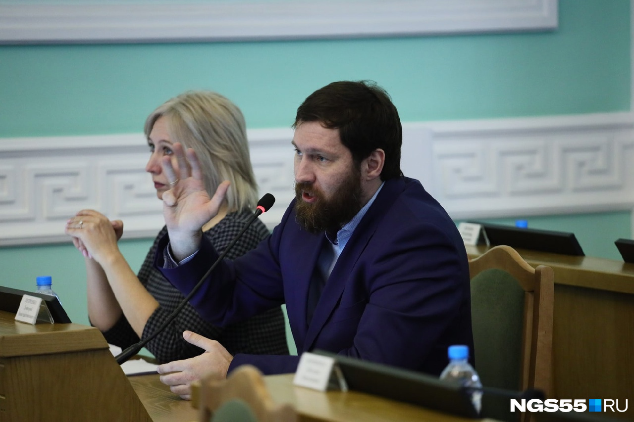 Депутат Дмитрий Петренко тоже пытается выразить свое недовольство и мысли на этот счет. Председатель горсовета Владимир Корбут его перебивает, указывая на то, что Петренко ушел далеко от темы Депутат Дмитрий Петренко тоже пытается выразить свое недовольство и мысли на этот счет. Председатель горсовета Владимир Корбут его перебивает, указывая на то, что Петренко ушел далеко от темы