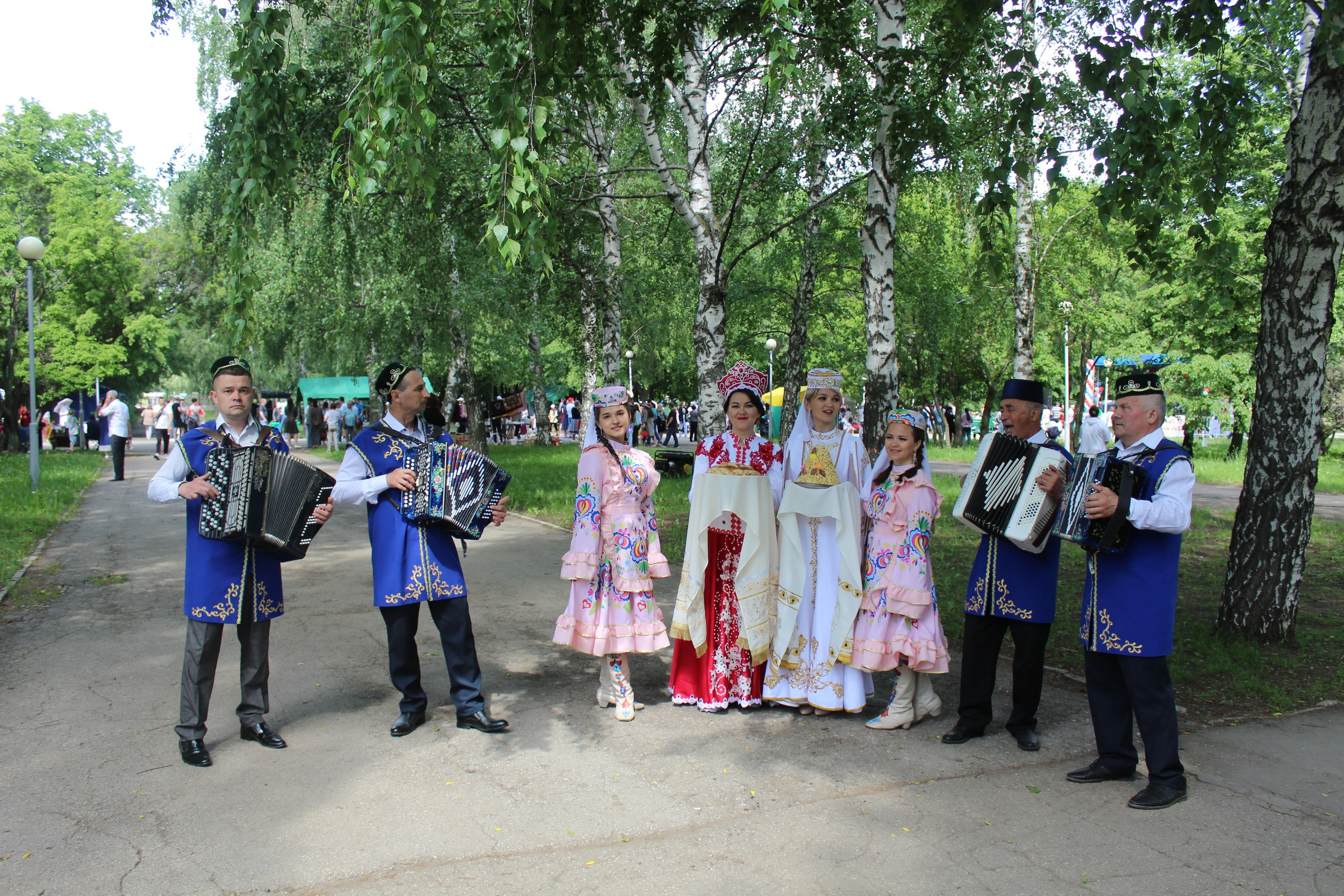 Татары накормили, порадовали песнями и танцами