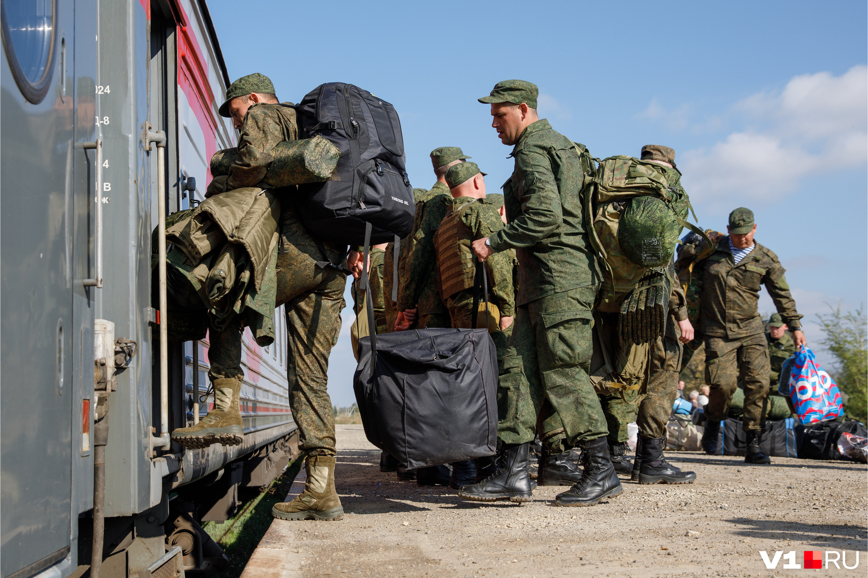 Россияне продолжают провожать родных, призванных в рамках частичной мобилизации