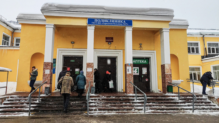 Людей много, но не везде: фоторепортаж из поликлиник Нижнего Новгорода