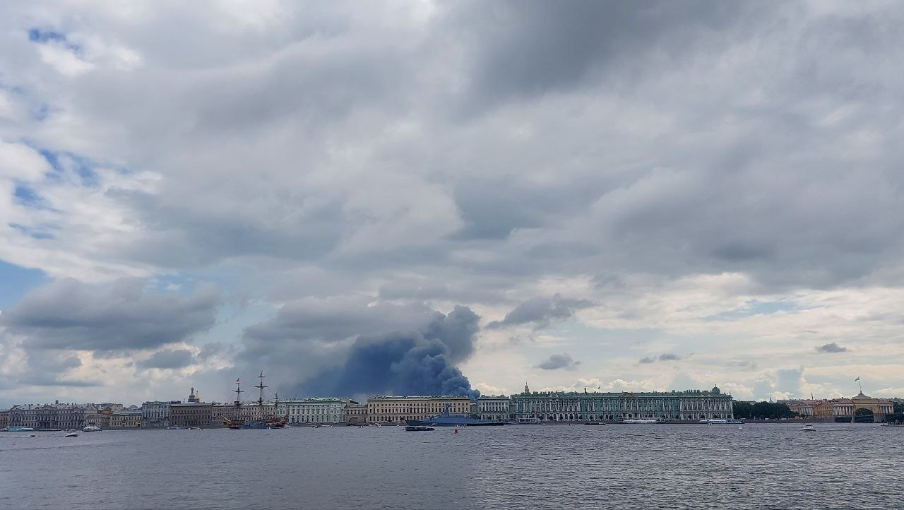 Питер 25. Адмиралтейский остров в Санкт-Петербурге. Экология Питера. Низкое небо в Санкт-Петербурге. Фото Питера в июле.