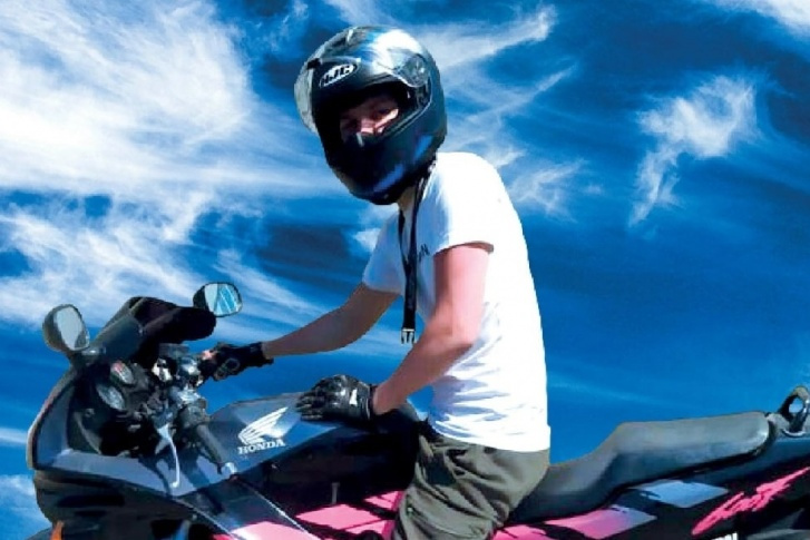 <nobr>24-летний</nobr> Александр поехал в ГИБДД, чтобы зарегистрировать мотоцикл