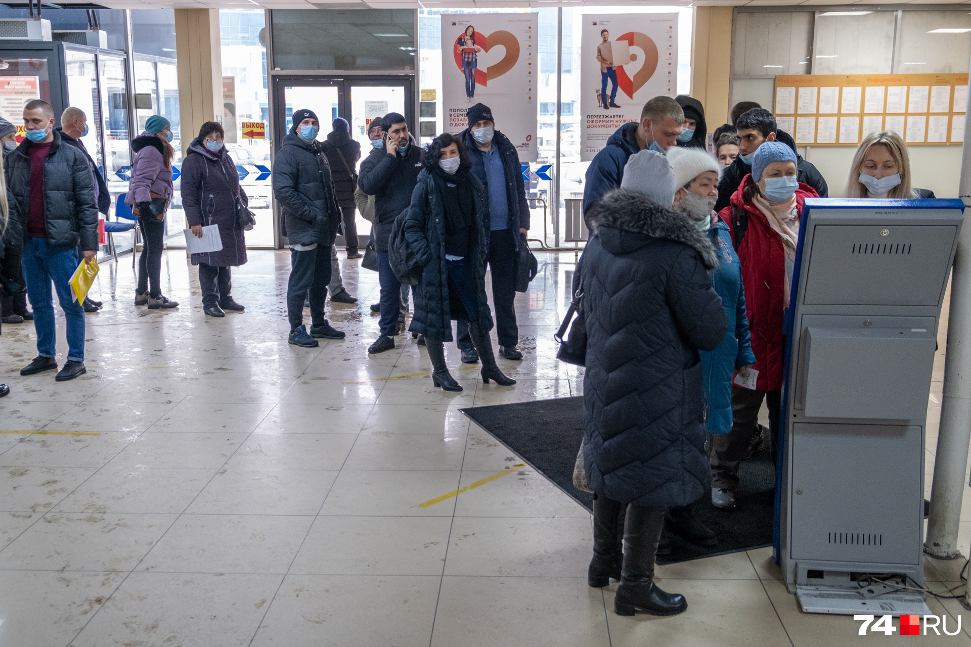 Чтобы ускорить процесс, консультанты помогают посетителям на каждом этапе Чтобы ускорить процесс, консультанты помогают посетителям на каждом этапе