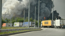 Один из трех центральных российских складов OZON горит в Подмосковье. Дым видно с самолета