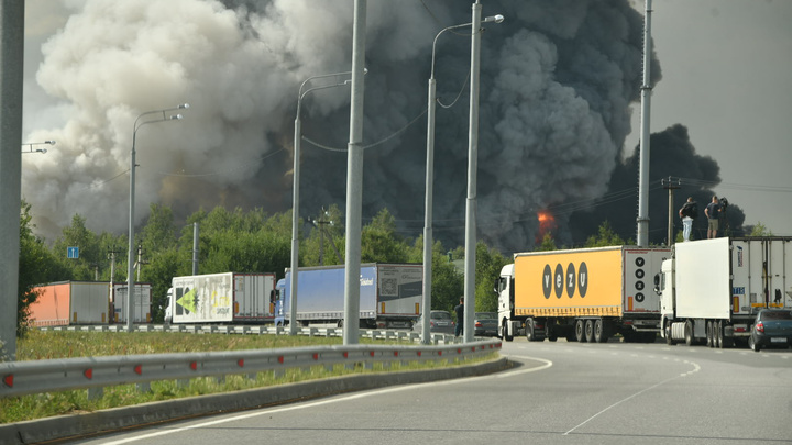 Один из трех центральных российских складов OZON горит в Подмосковье. Дым видно с самолета