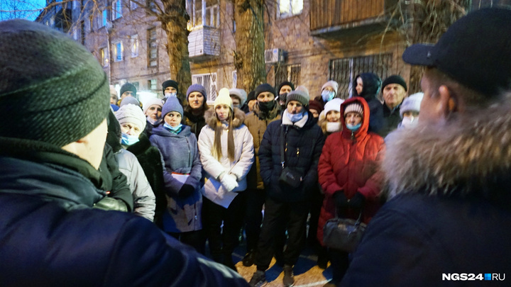 «Попадем в клоповники»: жители на Партизана отказались съезжать из разрушающегося дома в общежития
