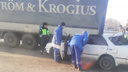 На новосибирской трассе водитель на иномарке залетел под фуру — какие у него травмы