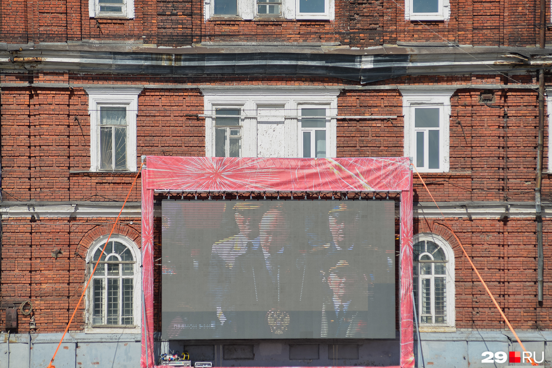 На экране — трансляция парада в Москве, для архангелородцев прозвучала <a href="https://29.ru/text/politics/2022/05/09/71317160/" class="_" target="_blank">речь президента Владимира Путина</a>