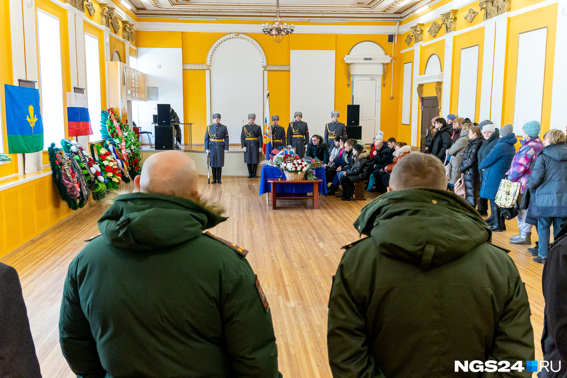 В зале собрались близкие и сослуживцы погибшего В зале собрались близкие и сослуживцы погибшего