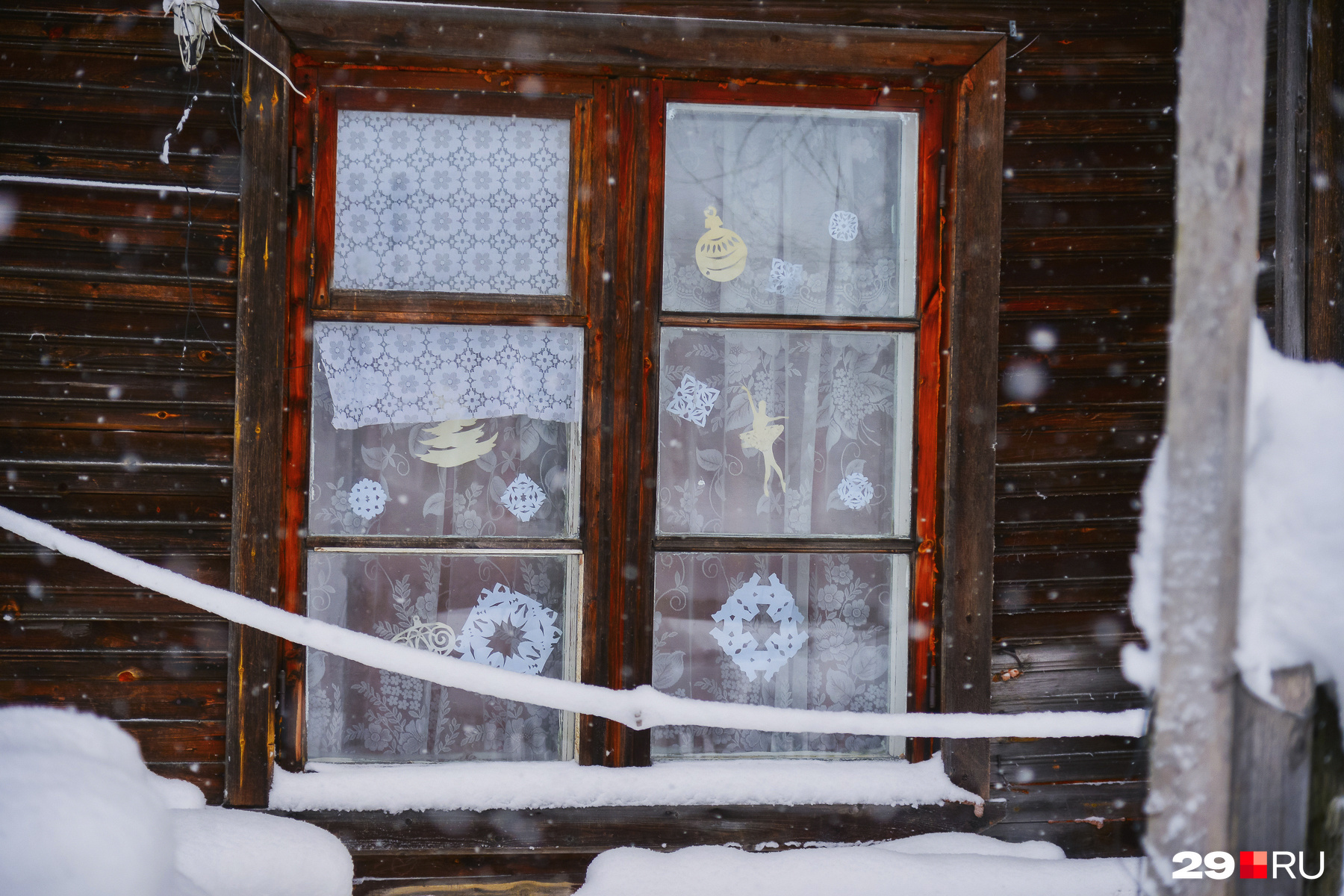 Традиционные бумажные снежинки на окнах