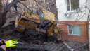 Видео: бульдозер без тормозов врезается в дом в Ростове на полной скорости