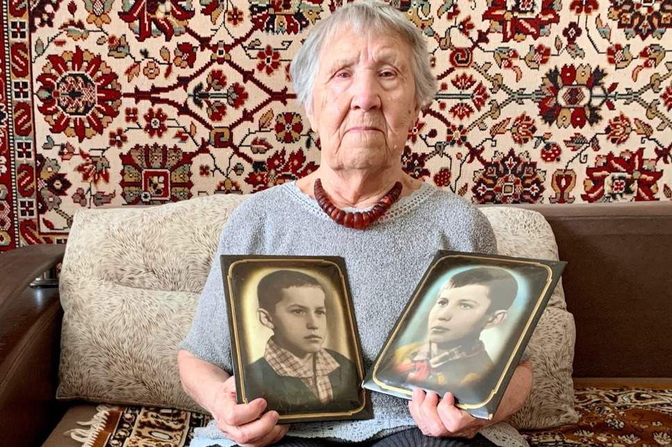 Фото сыновей Игоря и Константина, документы и кошка Ася — всё, что забрала Валентина Пономарева из своей квартиры. Времени, чтобы собраться не было вообще: ее дом горел Фото сыновей Игоря и Константина, документы и кошка Ася — всё, что забрала Валентина Пономарева из своей квартиры. Времени, чтобы собраться не было вообще: ее дом горел