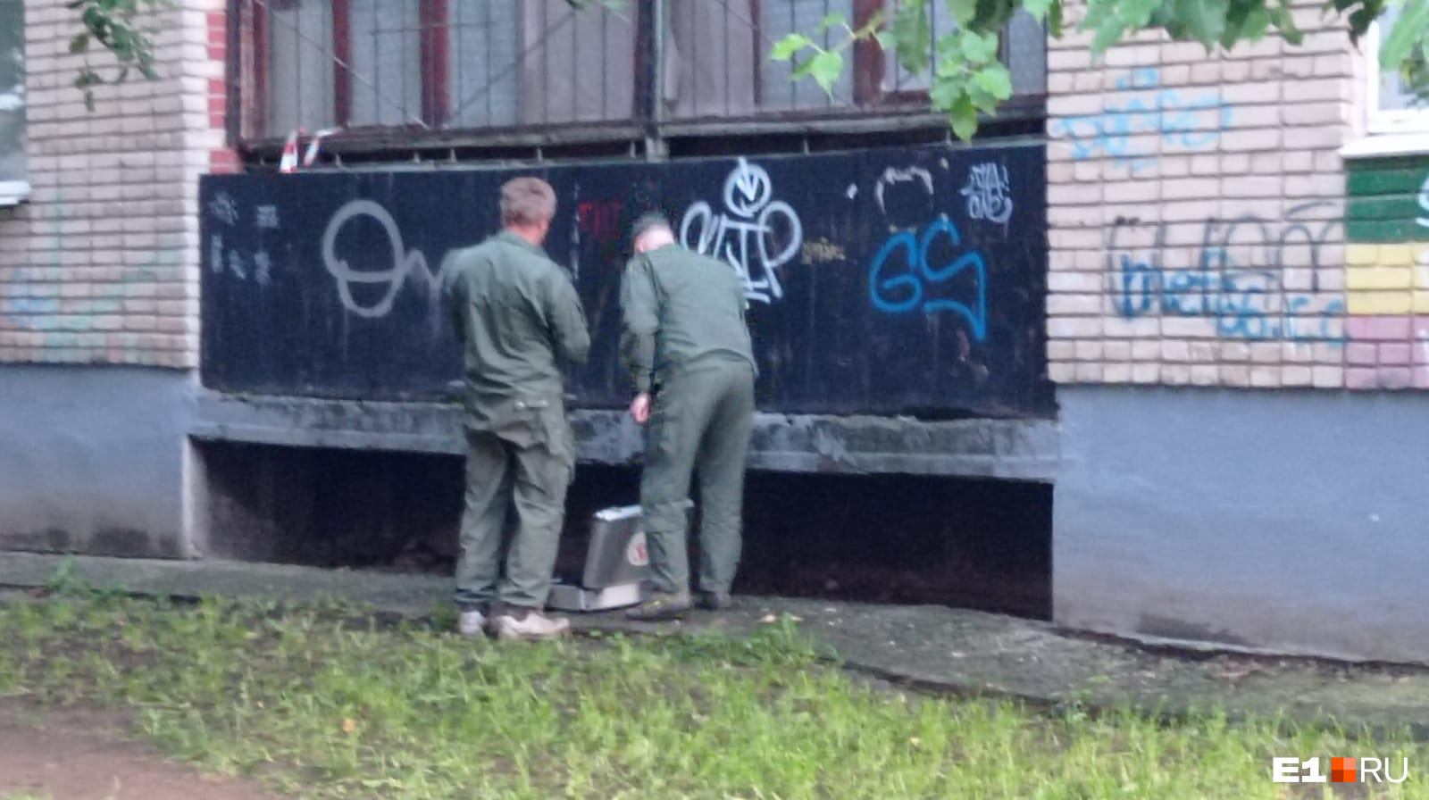 Мальчики под балконом. Уралмаш опасный район. 3 Мальчика под балконом. Школьники под балконом. Мелкие пацаны под балконом.