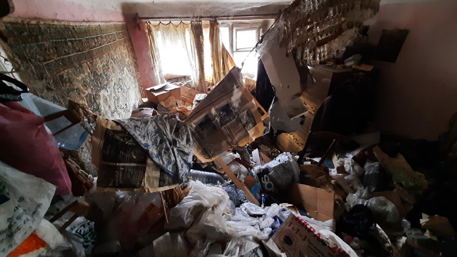 «Тараканы лезут, устали травить»: курганцы живут с соседом, превратившим свою квартиру в свалку