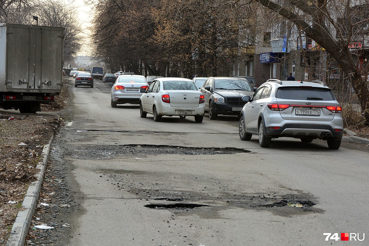 Проезд вдоль дома постепенно разбивается Проезд вдоль дома постепенно разбивается