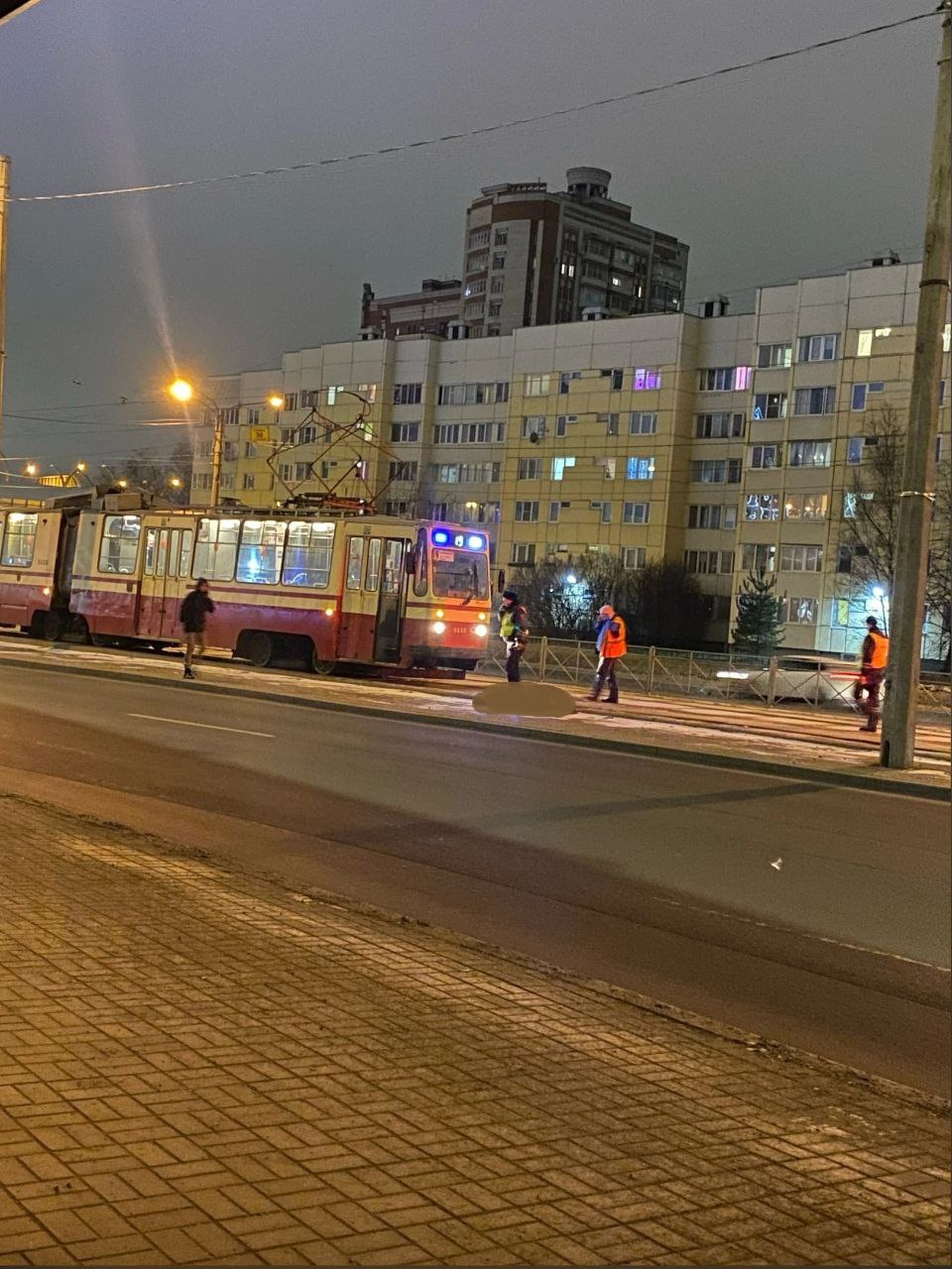 На Савушкина трамвай зацепил и протащил лежащего человека. Он мертв, на месте полиция