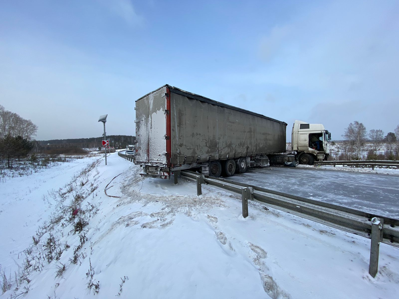От удара фуру развернуло поперек дороги От удара фуру развернуло поперек дороги