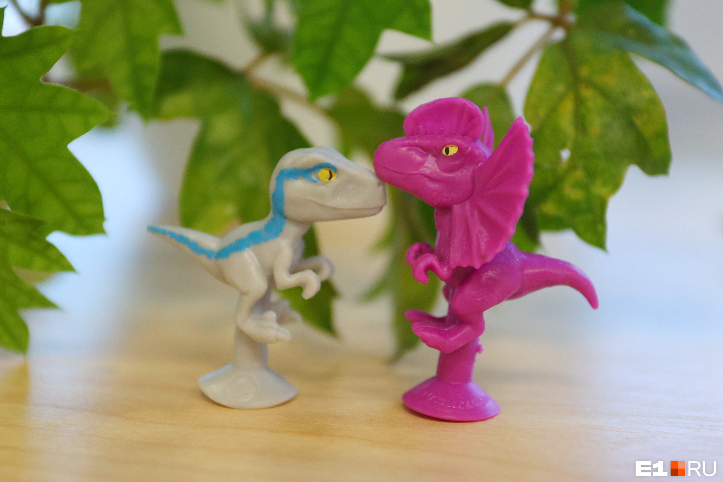 Вот так выглядят игрушечные динозавры, которых можно было получить за покупку в «Пятерочке»