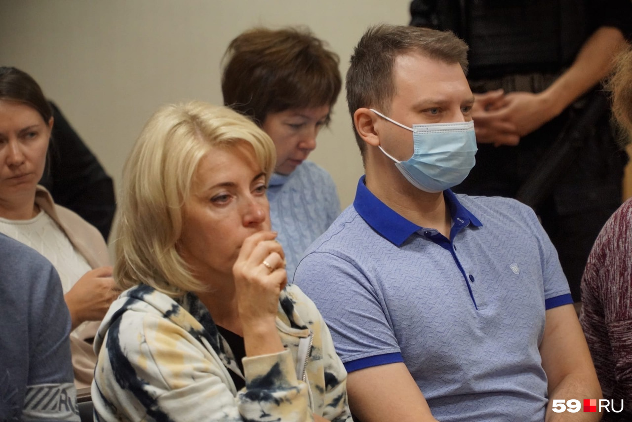 Слева — мать погибшей студентки Ксении Самченко, рядом с ней — сын погибшей Маргариты Энгаус Слева — мать погибшей студентки Ксении Самченко, рядом с ней — сын погибшей Маргариты Энгаус