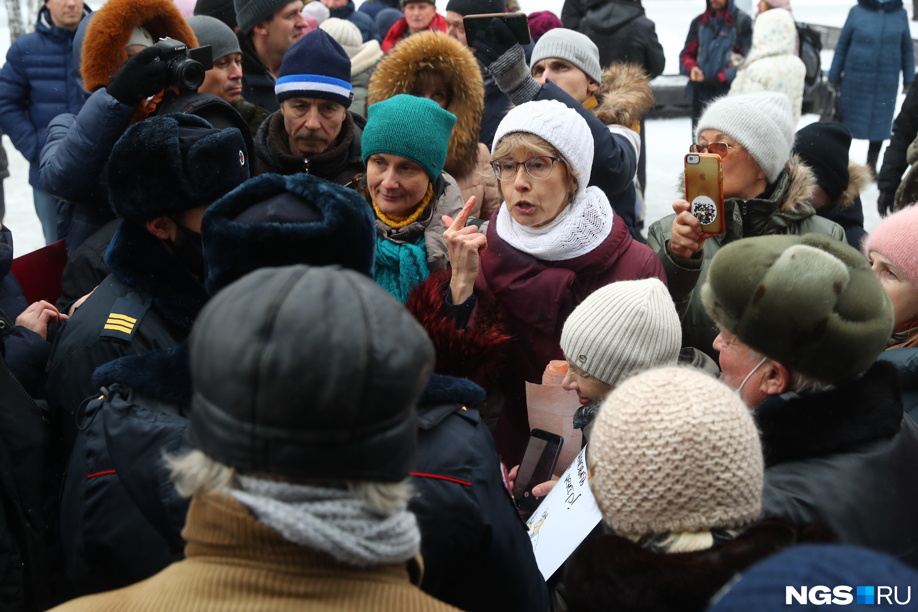 По словам нашего корреспондента, люди интересовались у полицейских, как они сами относятся к <nobr class="_">QR-кодам,</nobr> но те молчали в ответ