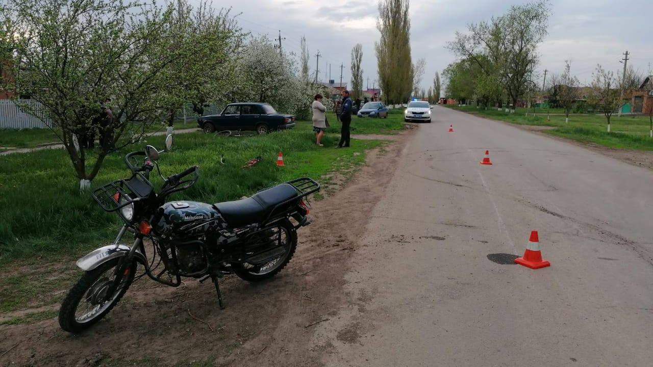 В Орловском районе столкнулись скутер и велосипед, которыми управляли  подростки, 24 апреля 2022 года - 25 апреля 2022 - 161.ру