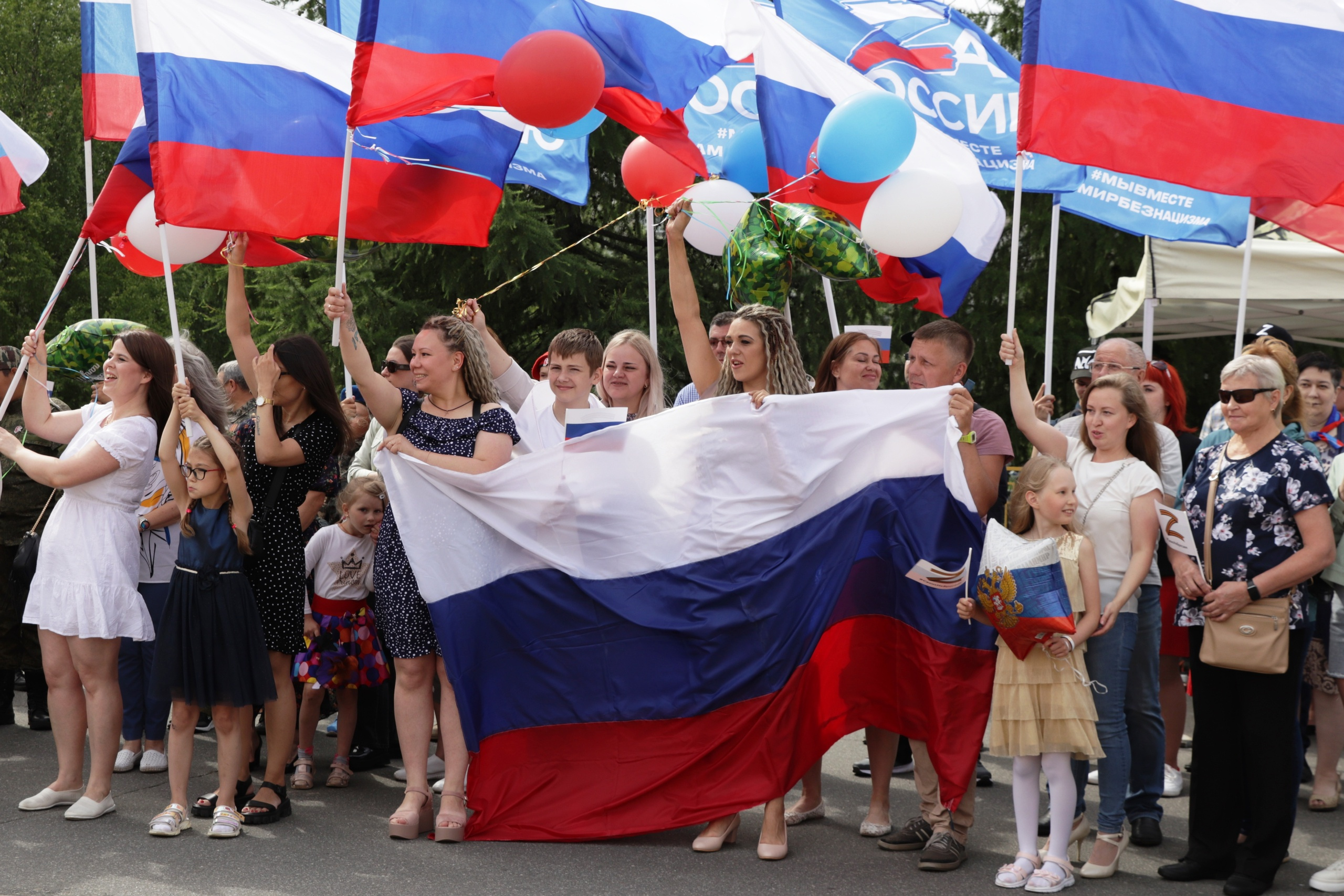 Бойцов встретили громко: с триколорами, шарами и символикой в поддержку российской армии