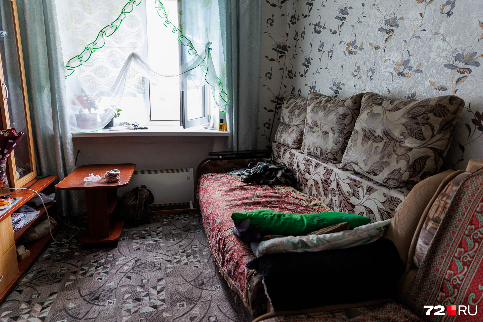 Внутри квартирки очень даже уютные. В каждый комнате стоят обогреватели, которые выдали после отключения отопления Внутри квартирки очень даже уютные. В каждый комнате стоят обогреватели, которые выдали после отключения отопления