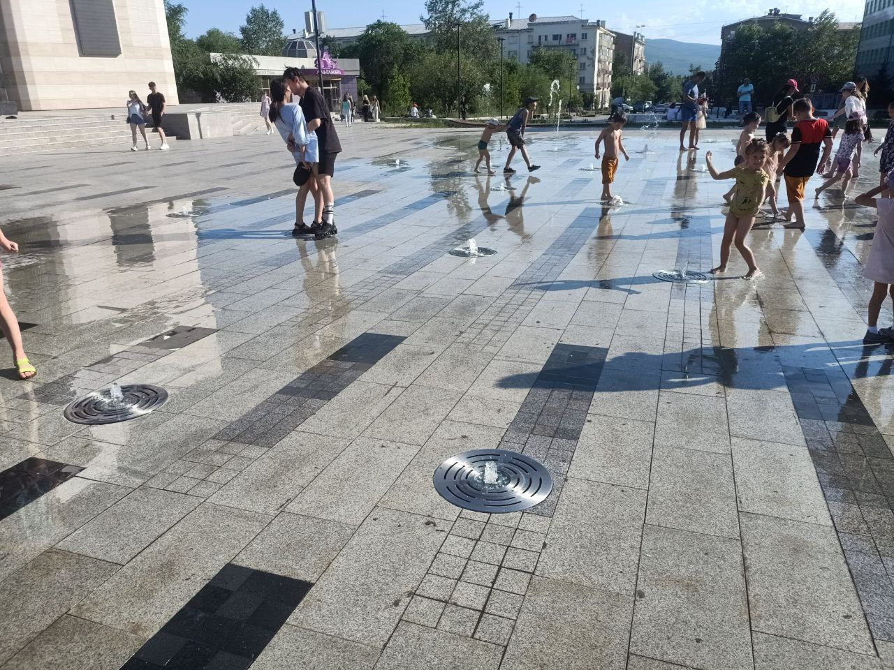 Некоторые говорят, что вода в фонтане на Театральной площади пахнет канализацией. Но, возможно, это просто наносит запах с очистных — в моменте на фото вода пахла хлоркой