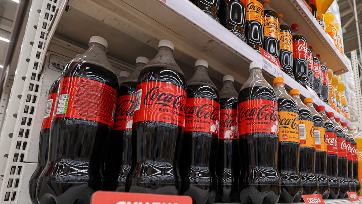 В московские магазины везут последние партии оригинальной Coca-Cola