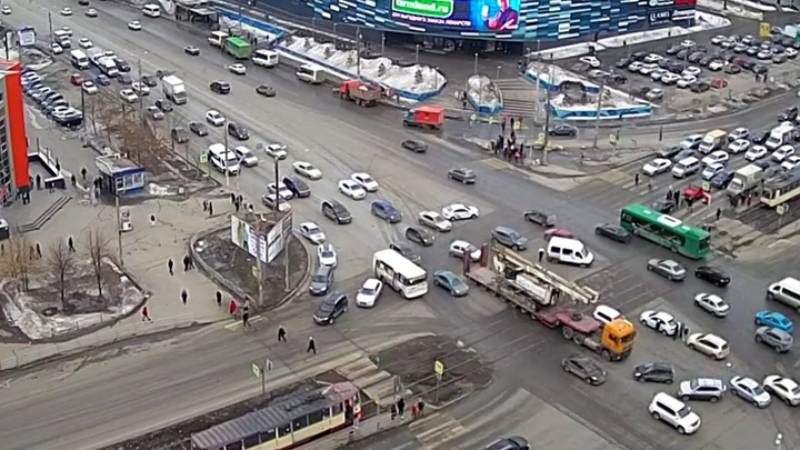 На Северо-Западе Челябинска водитель грузовика оборвал провода и парализовал движение трамваев