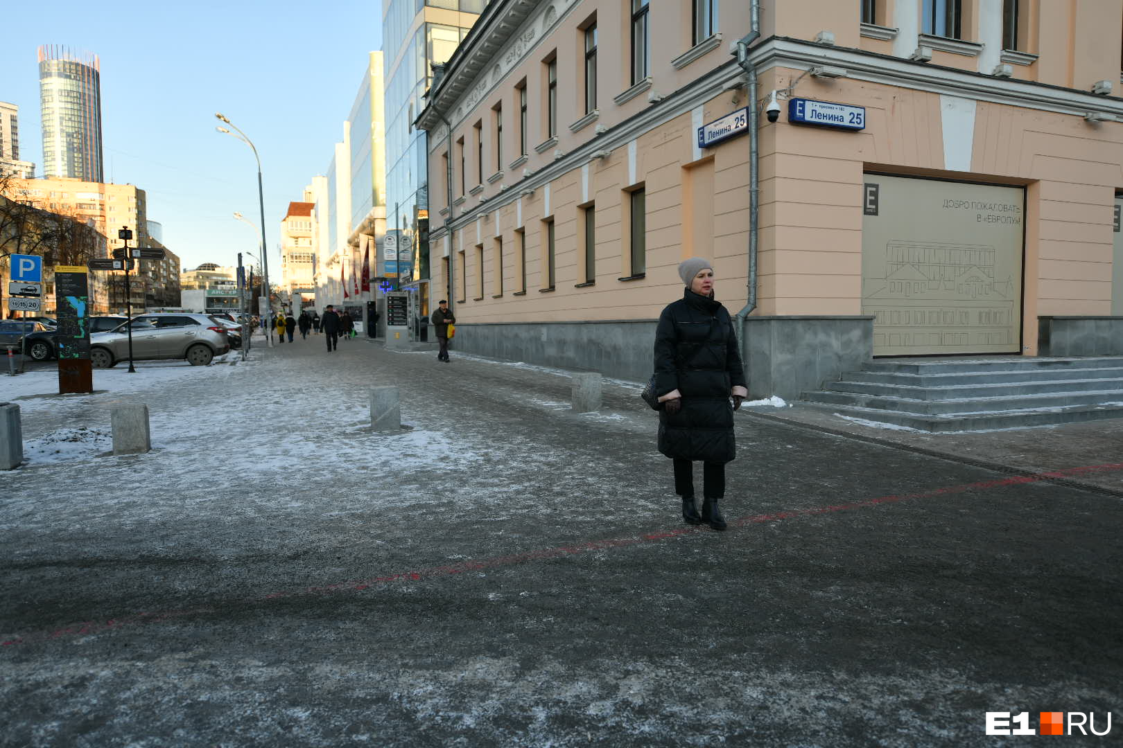 На проспекте Ленина (только в Екатеринбурге, а не в Перми) тротуары покрыты коркой льда