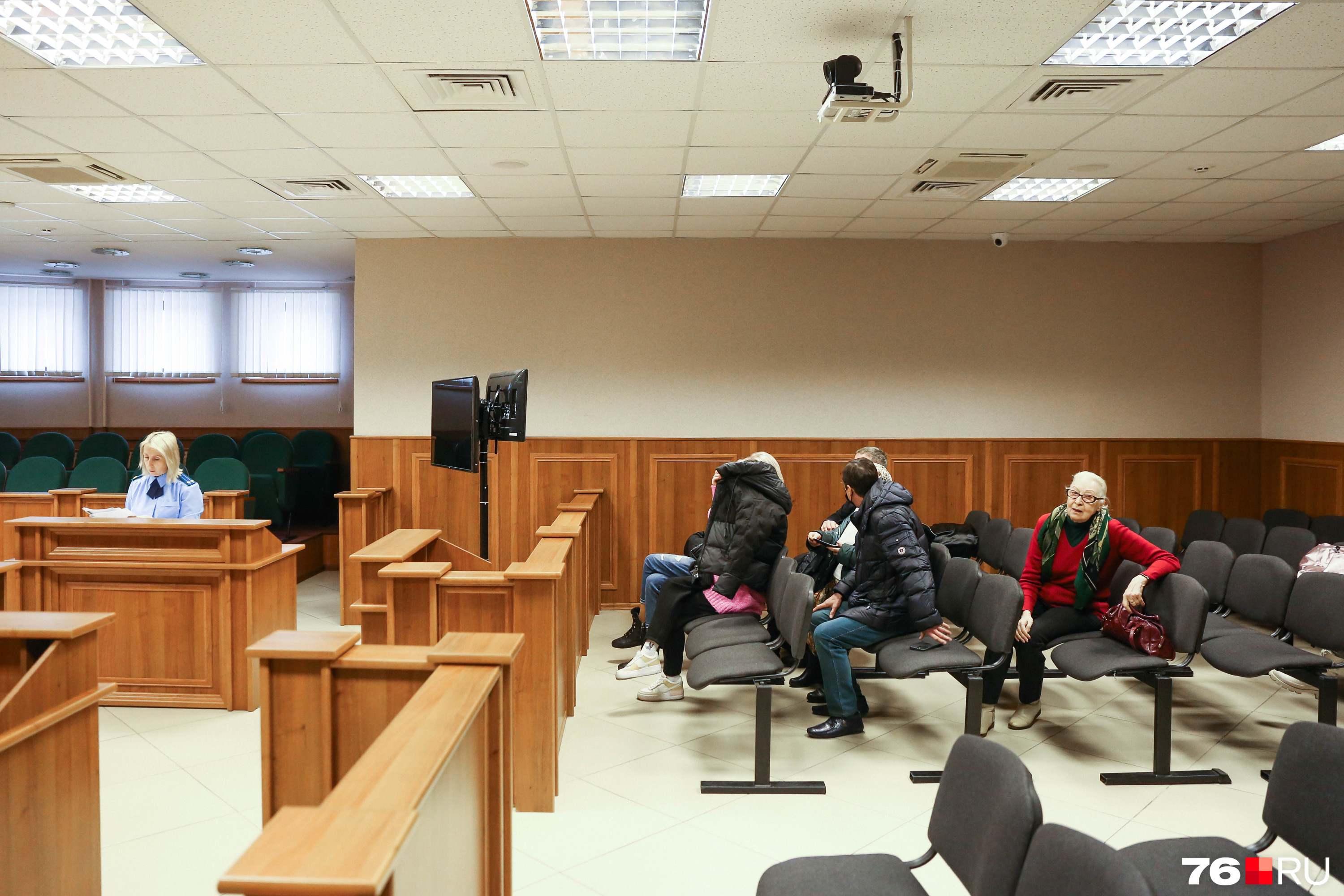 Большинство присутствующих прятали лица Большинство присутствующих прятали лица