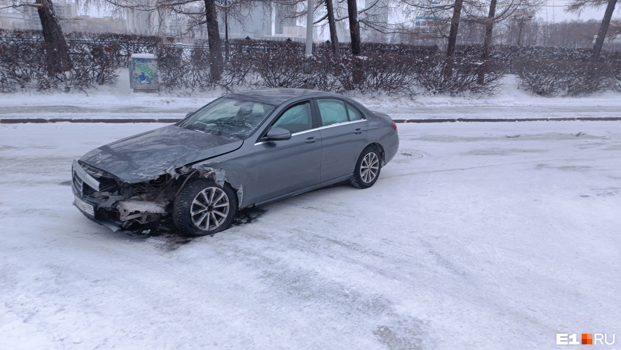 «По виду: русские, лет 35, пьяные». Что известно о водителе Mercedes, снесшем 5 машин в Екатеринбурге