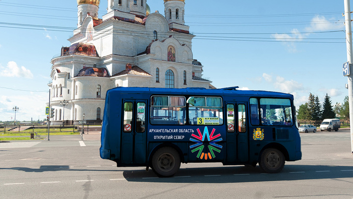 Цвет настроения — синий! Мы раньше властей Архангельска покрасили автобусы — как это выглядит
