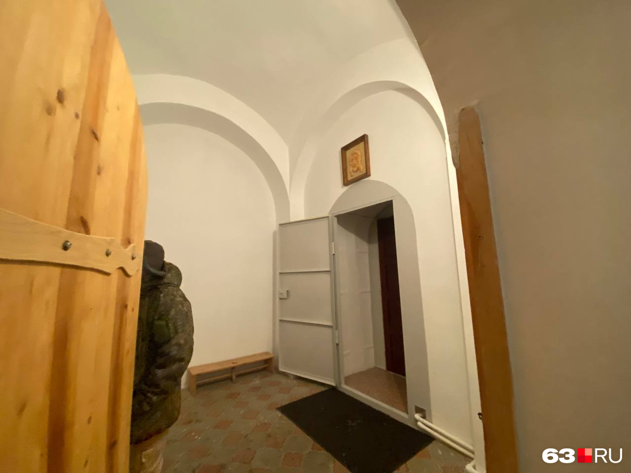 Дверь в храм напоминает, что раньше здесь был склад Дверь в храм напоминает, что раньше здесь был склад
