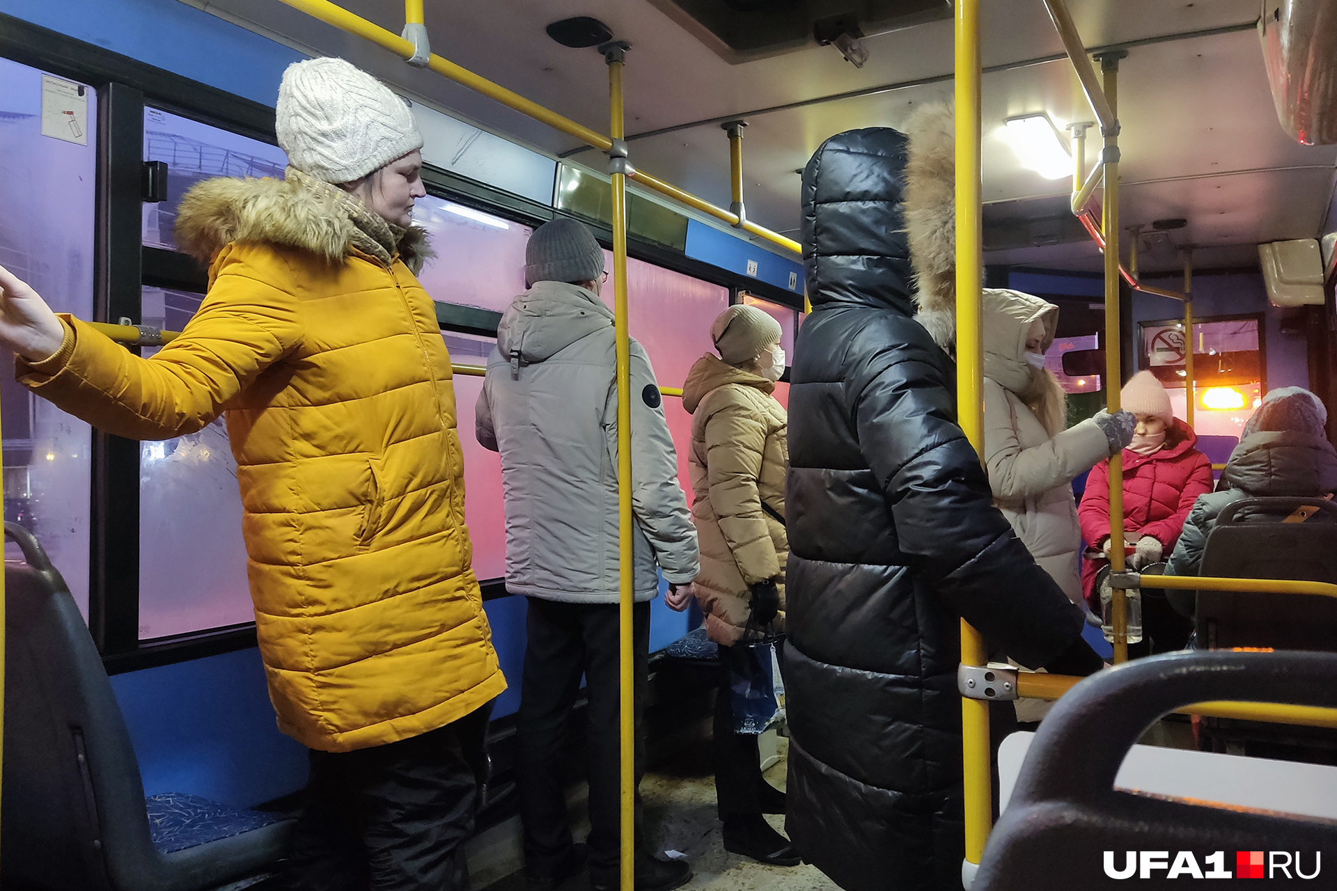 Люди вынуждены стоять Люди вынуждены стоять