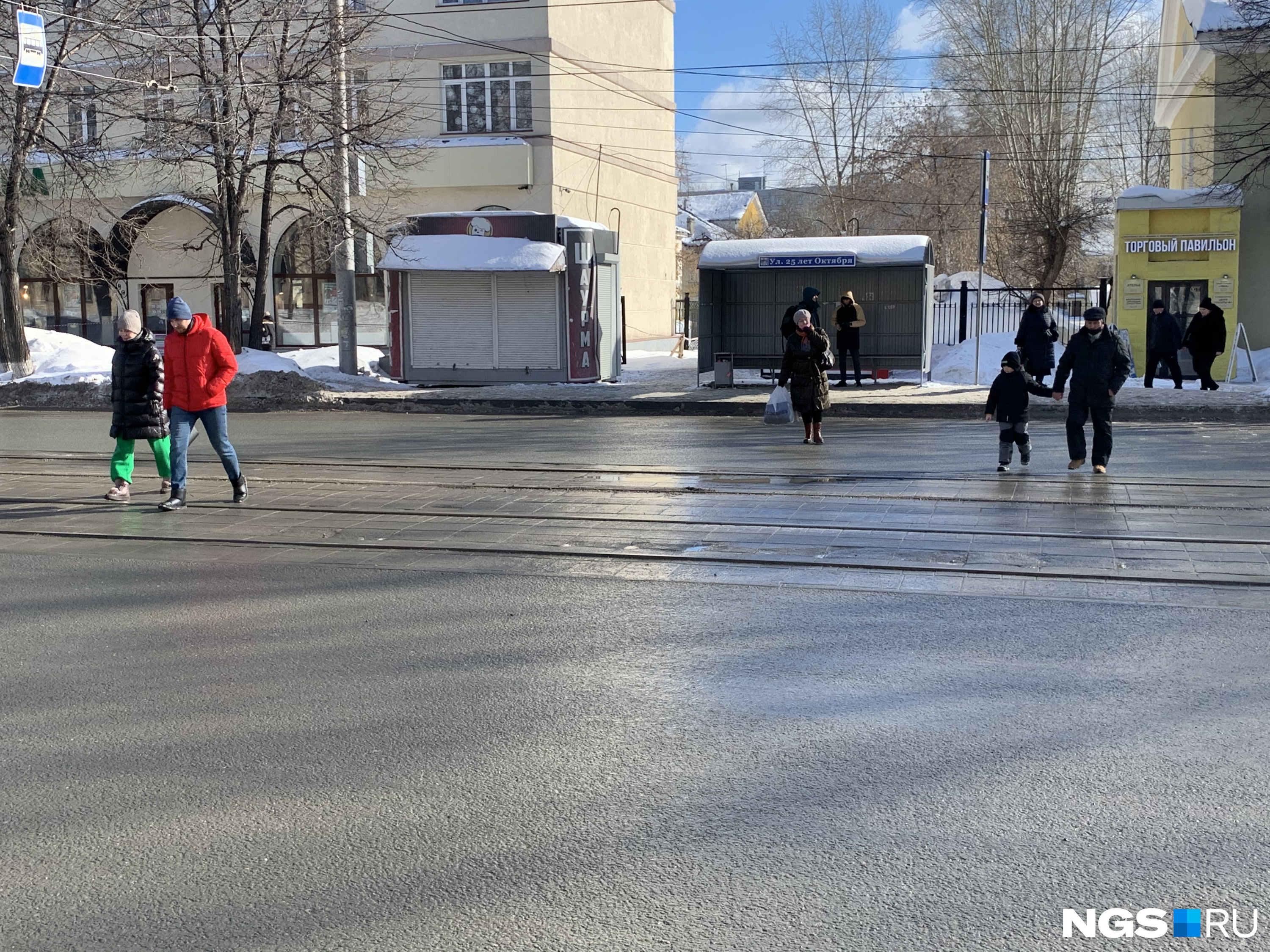 Пешеход в неположенном месте штраф. Пешеход в неположенном месте. Переход в неположенном месте. Человек переходит дорогу. Пешеход переходит в неположенном месте.