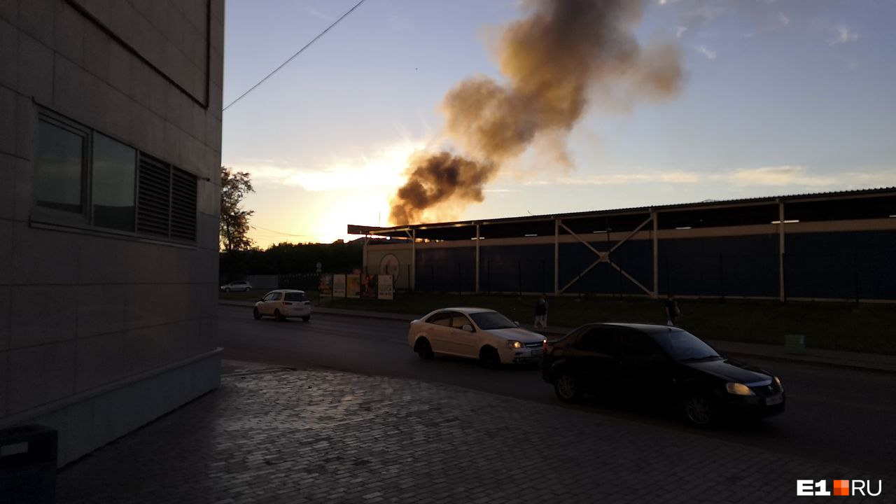 Читатели сообщают, что возможно пожар случился на Уралмаше