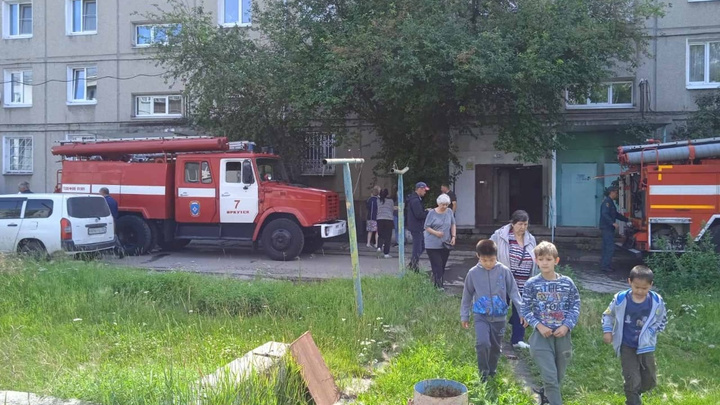 Иркутские пожарные спасли человека из горящей пятиэтажки на улице Розы Люксембург