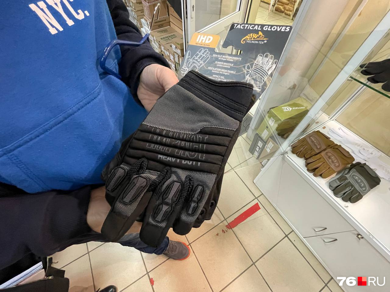 Тактические перчатки — защищают от холода и при этом позволяют хорошо чувствовать курок. Их почти все уже раскупили