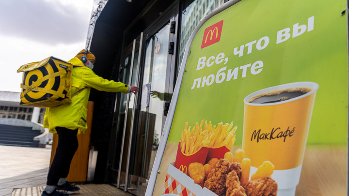Персонал красноярского McDonald’s узнал, что сеть уходит из России. Мы прошли по еще открытым кафе