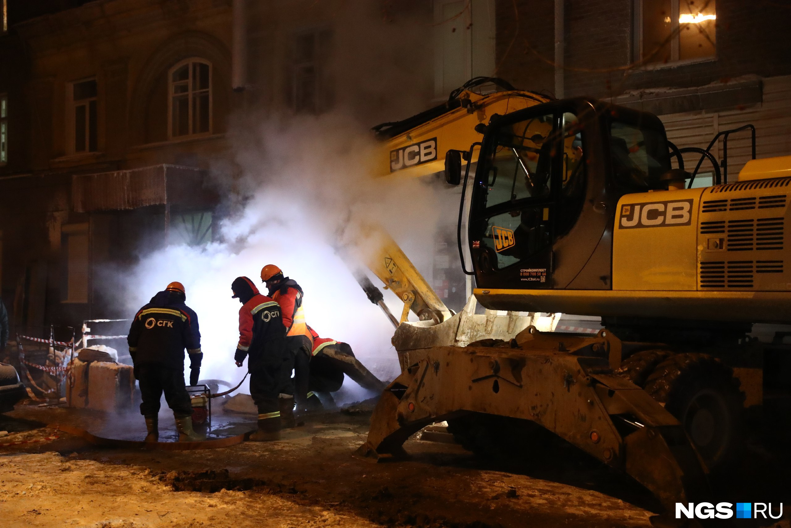 В дзержинском прорвало трубу