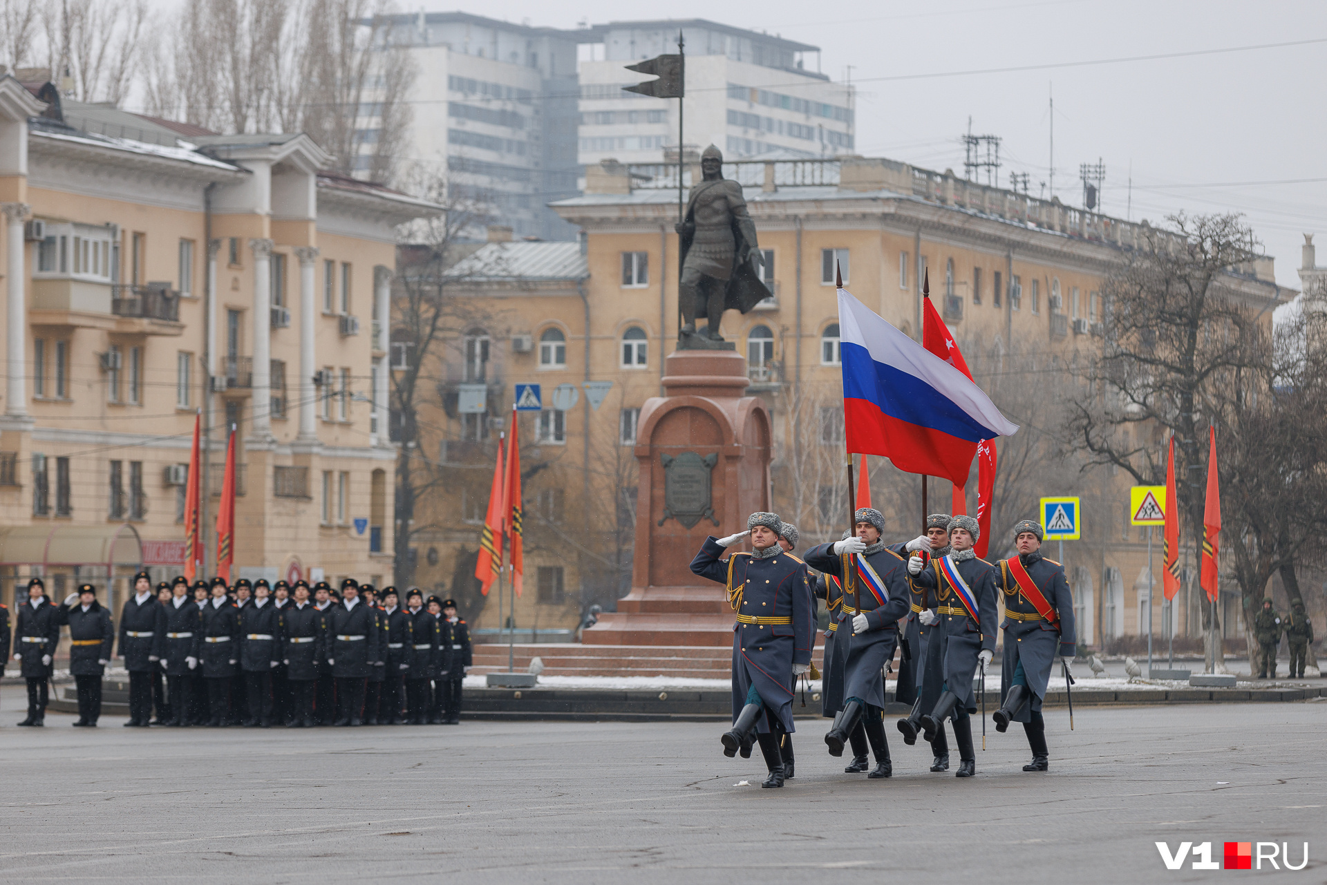 Рота почетного караула внесла на площадь красное знамя Победы Рота почетного караула внесла на площадь красное знамя Победы