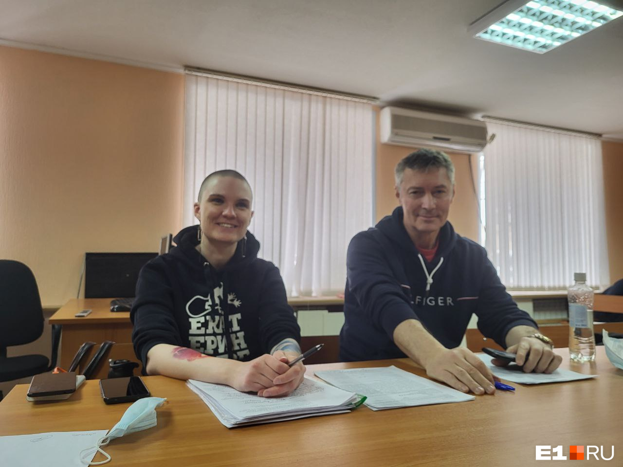 Юлия Федотова и Евгений Ройзман ожидают, когда суд возобновится