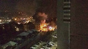 В Перми сгорел дом рядом с администрацией Мотовилихинского района. Пожар тушили целый час