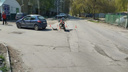 Автомобиль во время поворота сбил двух подростков на мотоцикле в Новосибирске