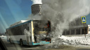 Автобус <nobr class="_">№ 13</nobr> загорелся на остановке возле ТЭЦ-5 — фото, где виден огонь внутри салона
