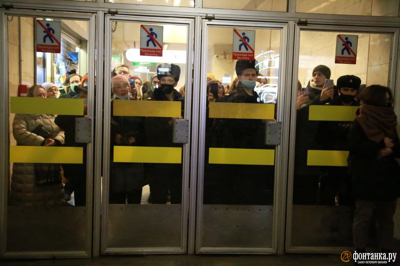 6 фонтанка ру. Люди возле метро. Антивоенные фото. Метро Украины.
